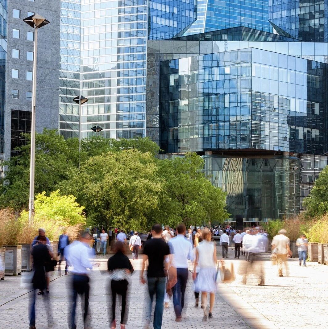 Reducing the number of cars to achieve a sustainable urban transport transition can effectively enhance residents' well-being.