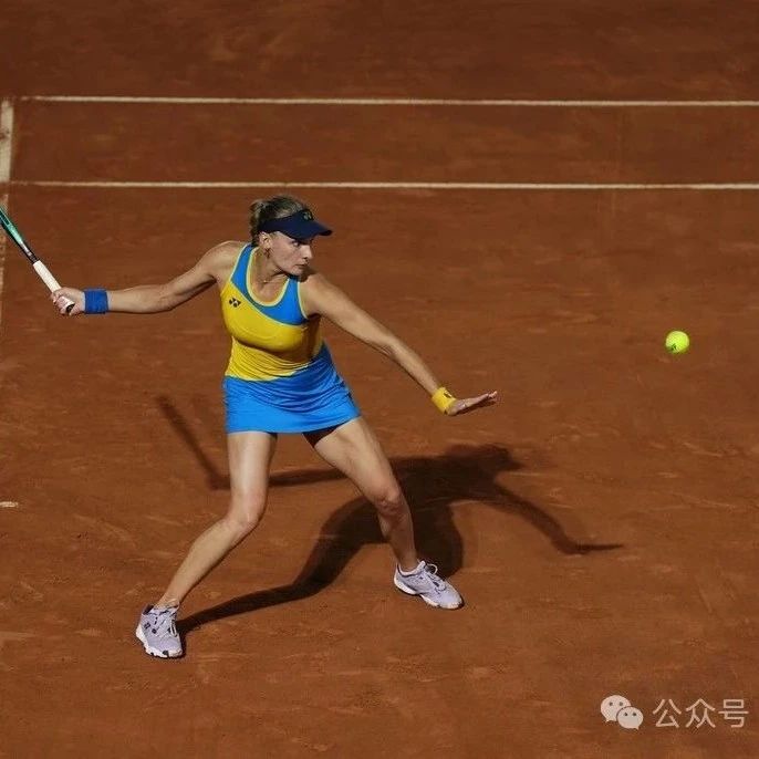 The Truth About Tennis Kinetic Chain: Pushing Off the Ground Doesn’t Equal Generating Power—Actively pushing off can cause you to miss the perfect hitting point.