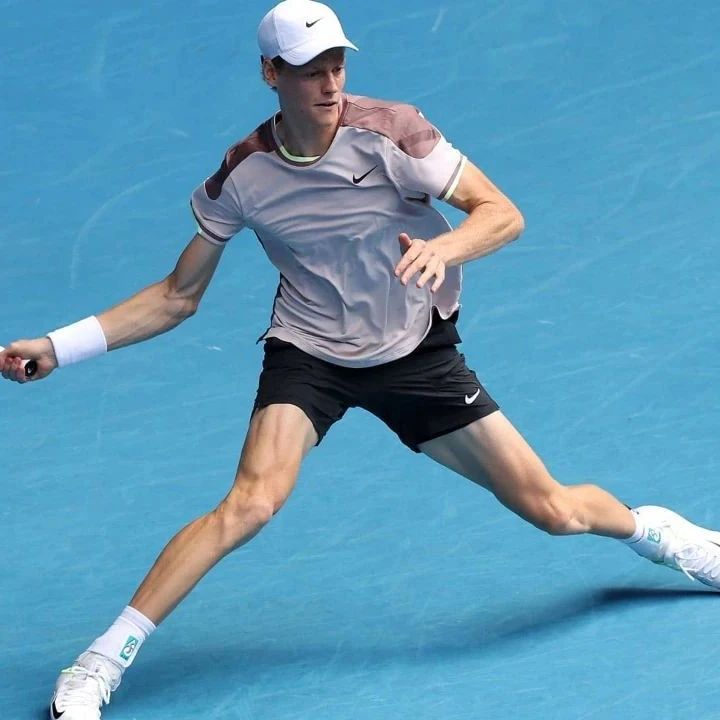 Tennis Technique and Tactics Basics: Understanding the Timing of Your Shots, Inspired by Sinner's Textbook-Style Hitting
