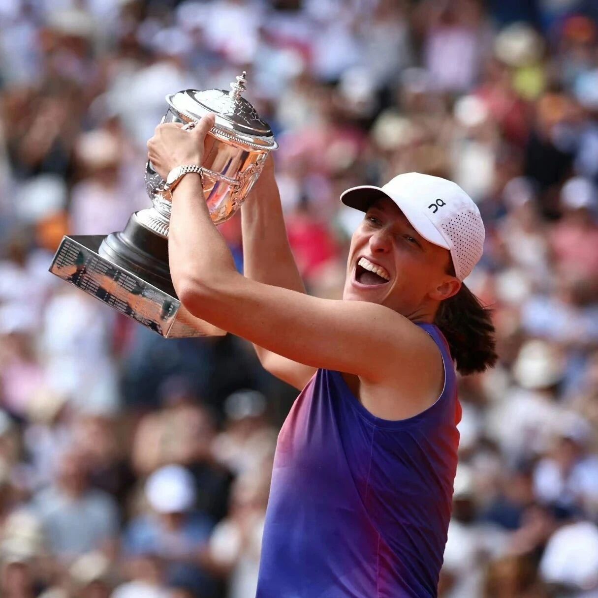 Świątek claims third consecutive French Open title, tying a legendary feat