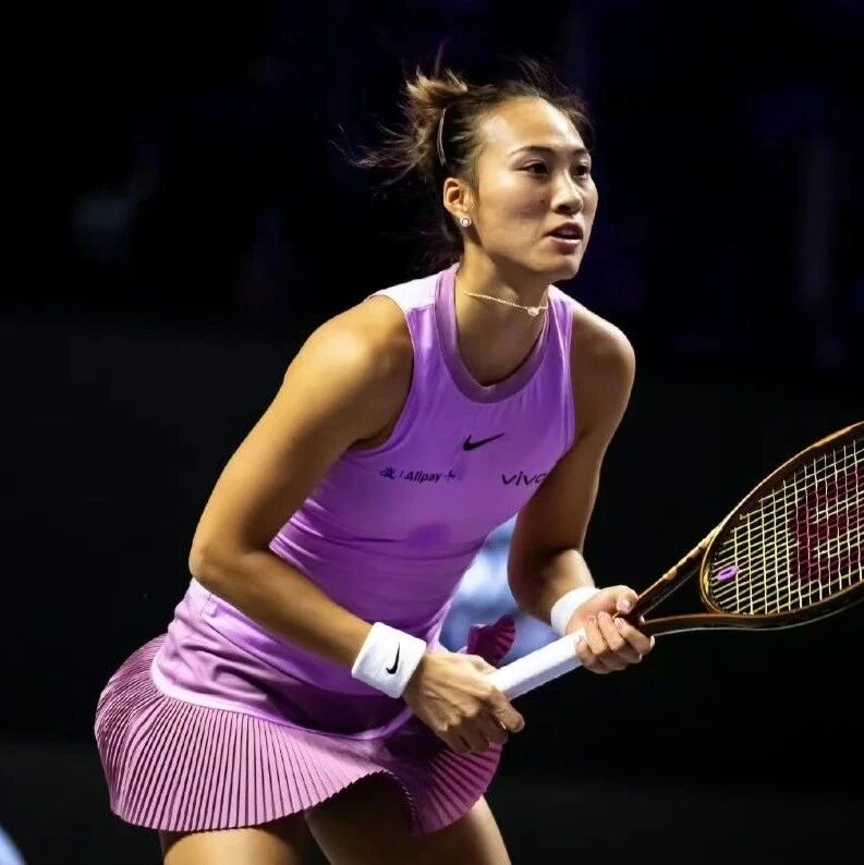 Sabalenka and Gauff advance first, while Zheng Qinwen and Paolini battle for the remaining spot.