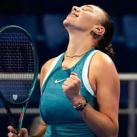 Anisimova defeats Ostapenko to claim her first WTA 1000 title.