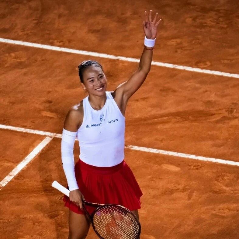 Zheng Qinwen earns her first victory against Sabalenka, overcoming a "mountain" to advance into the semifinals!