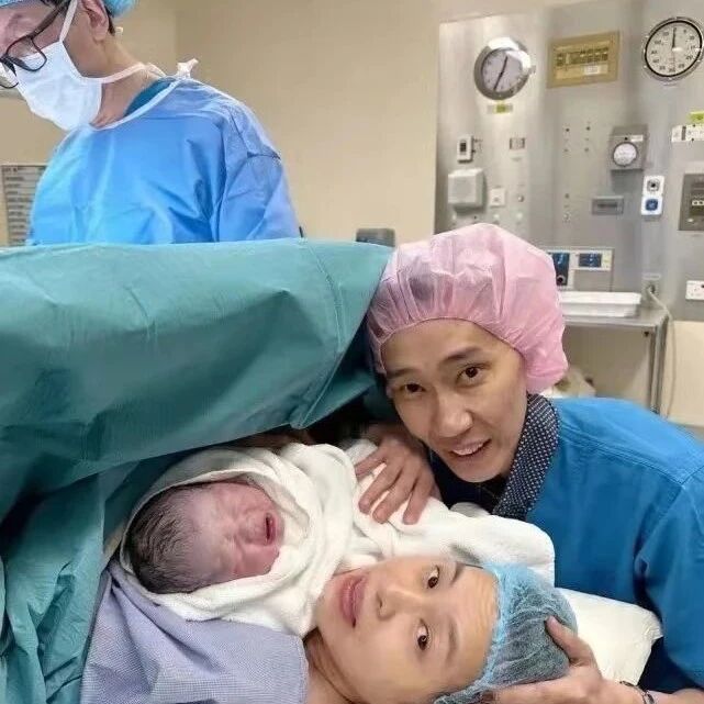 Congratulations! Lee Chong Wei’s third son has been born, as his 39-year-old wife beams with joy while watching over him by the hospital bed.