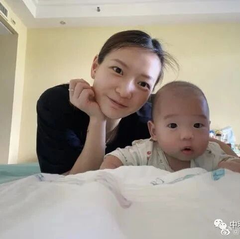 Cute! China's national badminton player Zheng Swei's son confidently faces the camera, while Huang Yaqiong holds him close, beaming with joy.