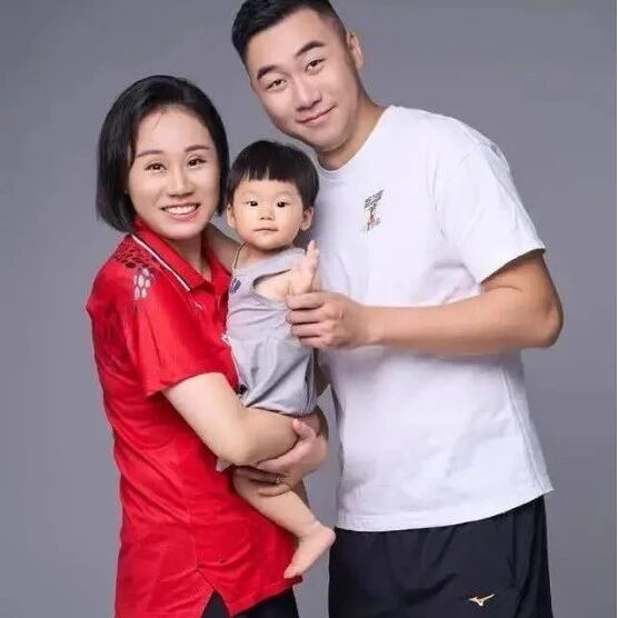 Three Olympic champions and their complicated love triangle! A male athlete marries his girlfriend’s best friend, but the girlfriend retaliates by tying the knot with her own younger protégé.