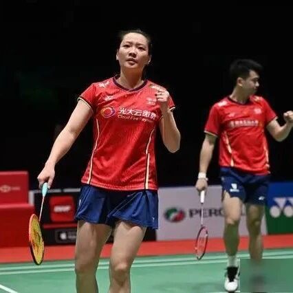 How much do badminton players earn in a year, and who makes the most money?