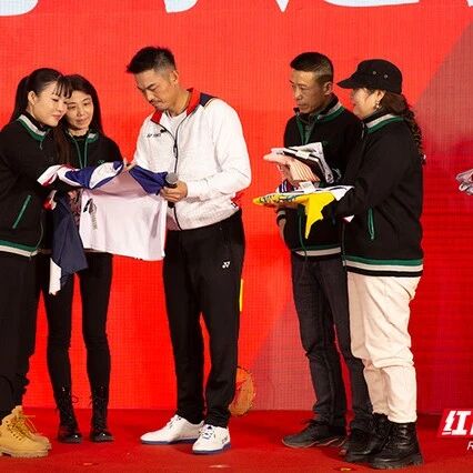 How sweet! Lin Dan and Xie Xingfang take their 6-year-old son on a trip, cuddling closely together—fans are already urging them to have a second child! The 2023 "Lin Dan Cup" Badminton Open makes its debut in Chenzhou, Hunan.