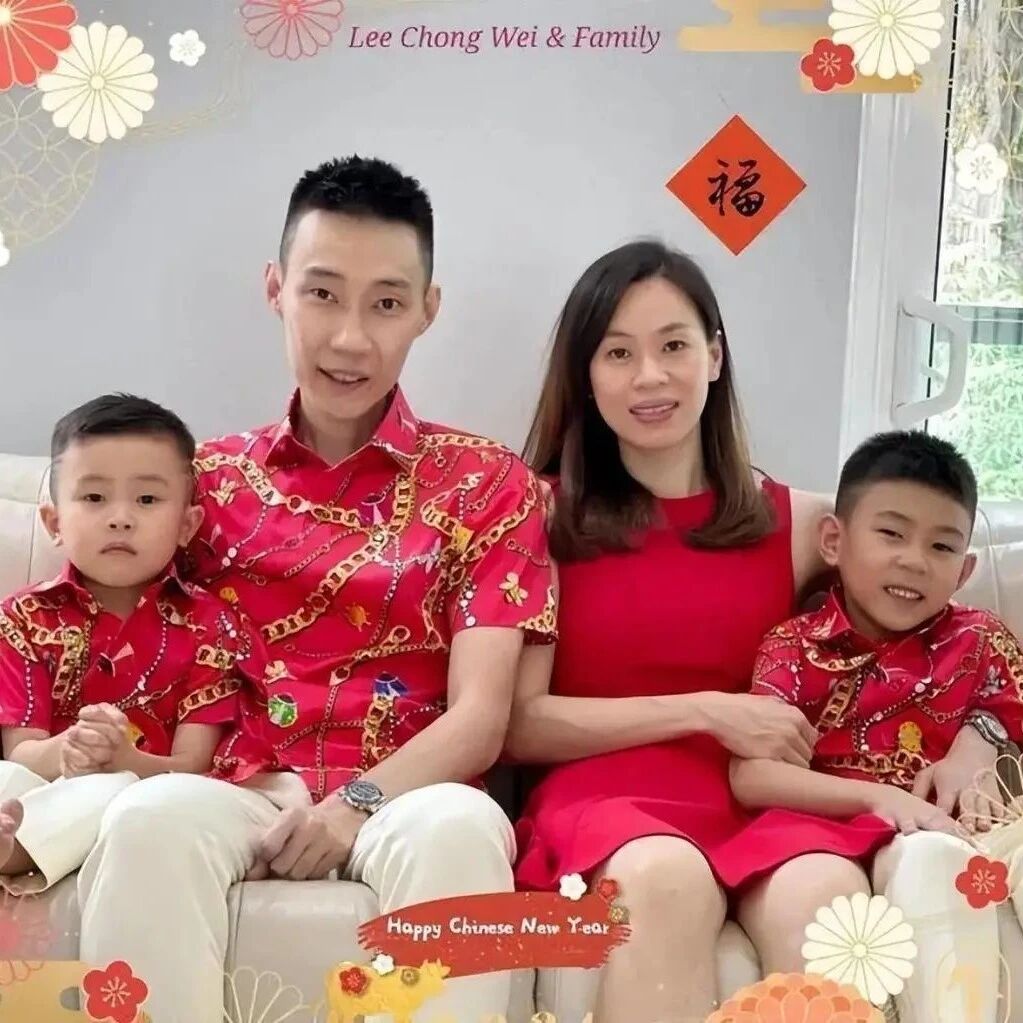 Lee Chong Wei greets the New Year with his entire family! Three years after his recovery, he’s lost so much weight it’s heartbreaking—his third son is already two months old.