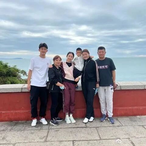 China's Olympic badminton champion shares a festive New Year family photo—his beautiful and adorable wife truly lives up to the title of "life winner"—and sparks online calls from fans urging them to have a second child.