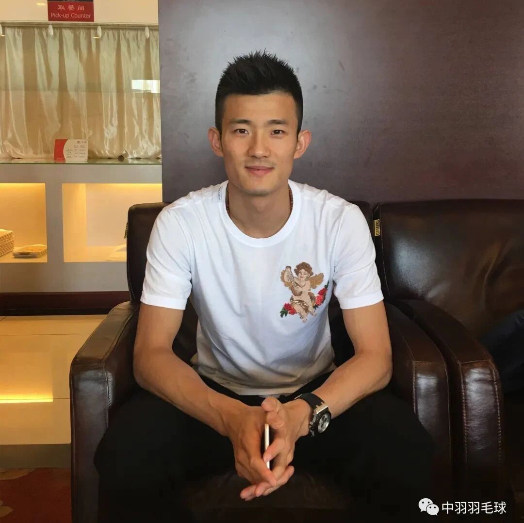 Rumors surface online: Is Chen Long about to officially announce his retirement? Recently, he was spotted coaching the Chinese national badminton team as an expert.