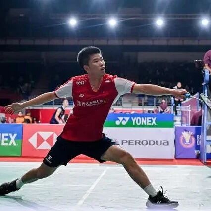 China's national badminton team clinched 8 wins and 1 loss, while Wang Hongyang staged a thrilling three-game comeback to secure a 2-1 victory at the Malaysia Masters.