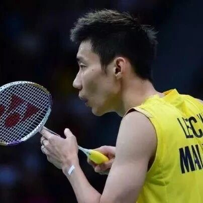 What’s better to watch when receiving a badminton serve—people or the shuttlecock?