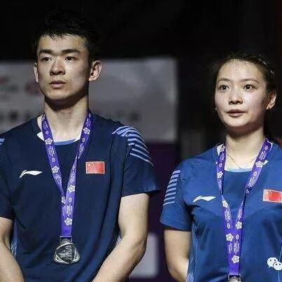 How should mixed doubles badminton matches be played, and what specific roles should male and female players take?