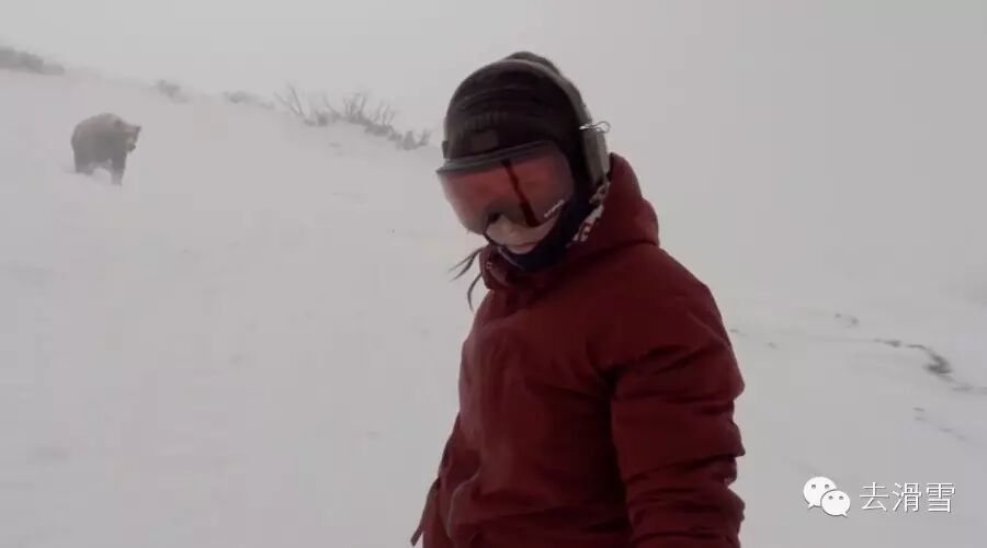 Real or fake? Snowboarder girl chased by a bear while skiing in Japan!