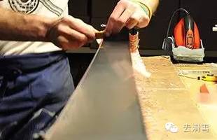 [Quick Tip] Wax your snowboard effortlessly—master it in just 2 minutes!
