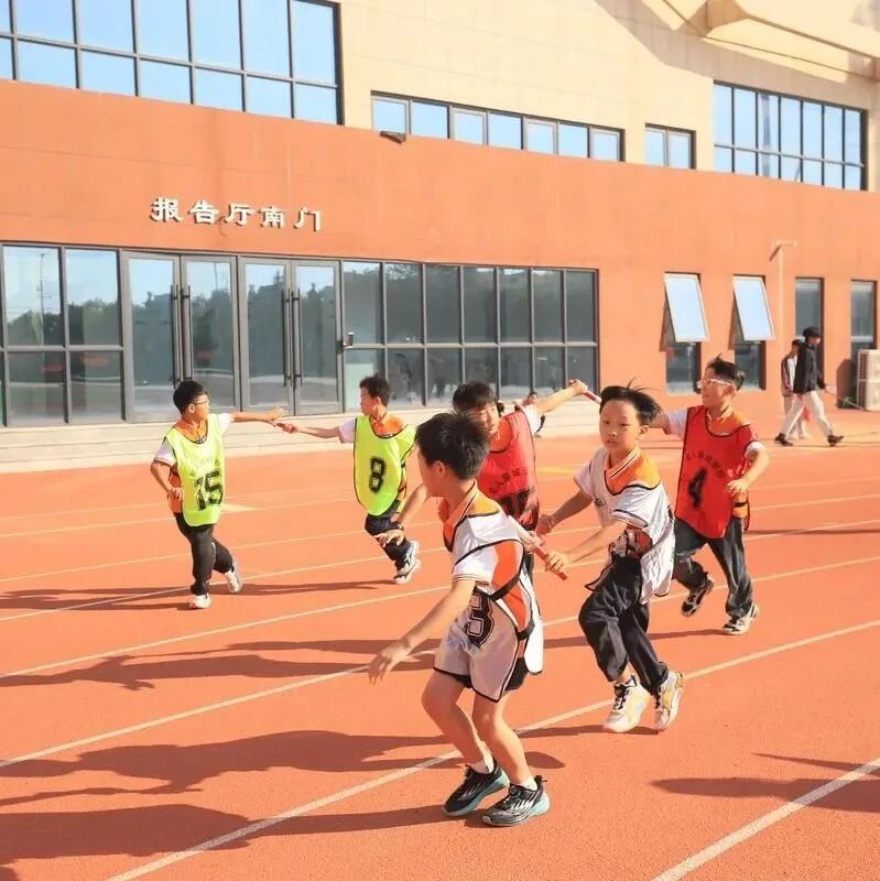 Professional athletes visit students to explore a new "two-way collaboration" model for integrating sports and education.
