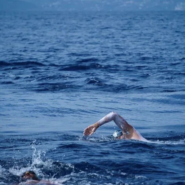 57-year-old Chen Suwei from Dongguan successfully swam across the Strait of Gibraltar—the "world's most challenging swim course"—in 3 hours and 51 minutes.