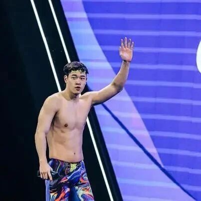 Day 3 of the 2025 National Swimming Championships: Pan Zhanle wins gold in the 200m freestyle, while Sun Yang finishes 8th; Li Bingjie breaks the meet record to claim victory in the 1500m freestyle.