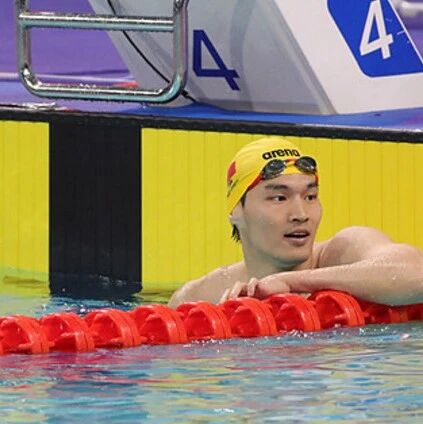Day 6 of the 2025 National Swimming Championships: Wu Qingfeng wins the 100m freestyle; Xu JiaYu claims victory in the 200m backstroke, extending his winning streak.