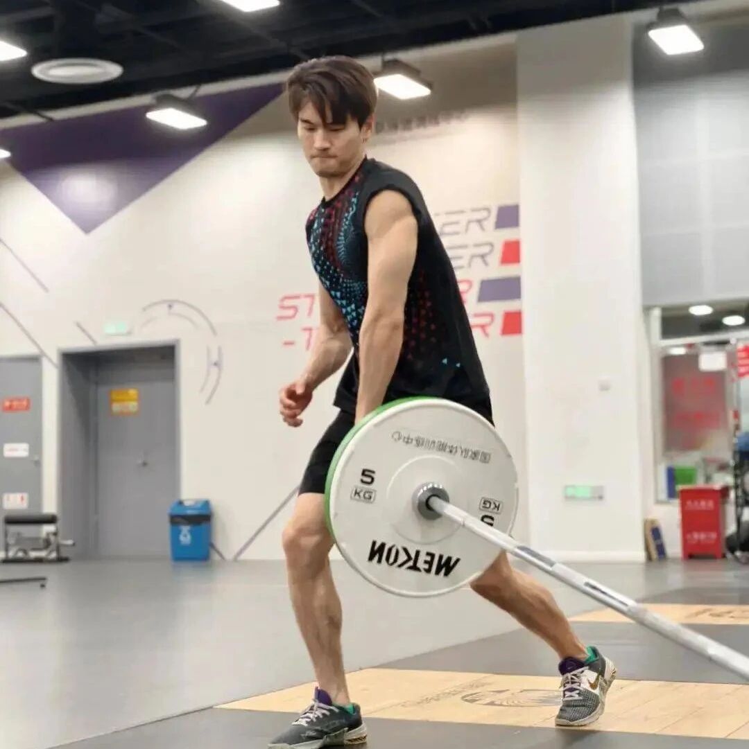 30-year-old Xu Jiayu competes in his seventh World Championships! Coach: "He’s been rigorously training his explosive power, aiming for a new 50-meter backstroke record."