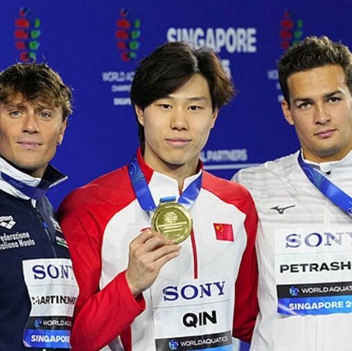 Day 2 at the Singapore World Swimming Championships: Qian Haiyang makes a triumphant return, claiming the 100m breaststroke title, while Yu Zidi narrowly misses out on a medal by just 0.06 seconds.