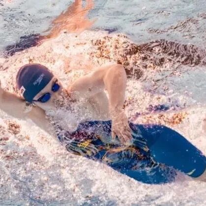Day 4 of the Singapore World Swimming Championships: It’s on fire! Li Bingjie stages a stunning late surge, overtaking six competitors to claim the silver in the 200m freestyle. Meanwhile, Pan Zhanle misses out on the 100m freestyle final—what a thrilling finish!