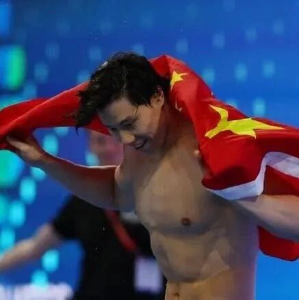 On Day 6 of the Singapore World Swimming Championships: Qin Haiyang stages a thrilling comeback in the 200m breaststroke to claim the gold, while Zhang Zhanshuo leads China's relay team to a historic silver medal after overtaking in the final leg, breaking the Asian record in the process.