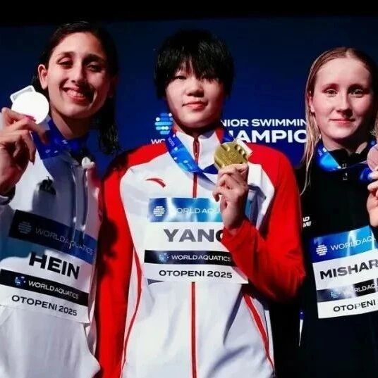 Day 2 of the World Junior Swimming Championships: Yang Peiqi wins gold in the women's 800m freestyle, while Xu Haibo claims silver in the men's 200m freestyle.
