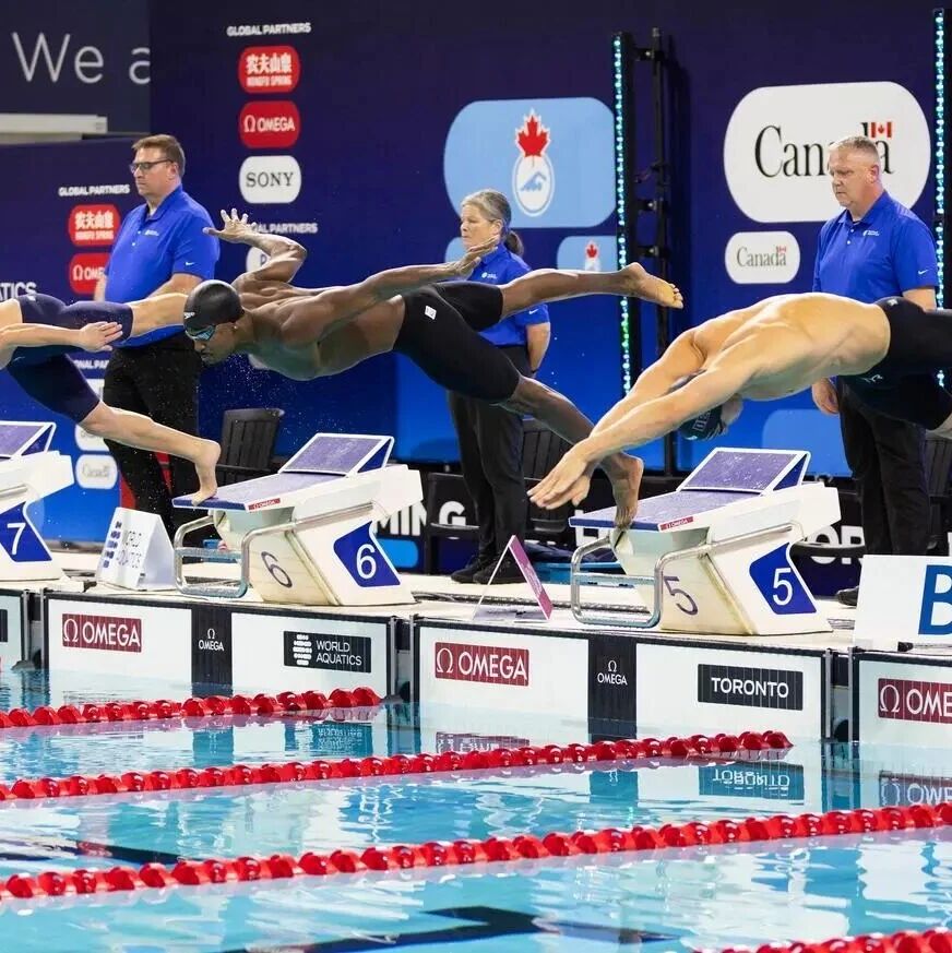 Toronto stop of the Swimming World Cup: Lian Duo wins the men's 100m butterfly title and breaks the world record.