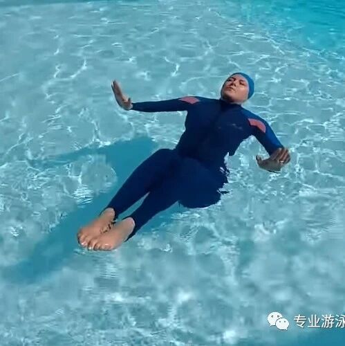 How is it possible to float faceup without sinking? Does balance rely on distance or gravity?
