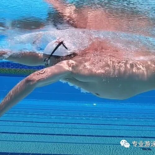The formation of the freestyle power chain and the precise timing of hand-foot coordination
