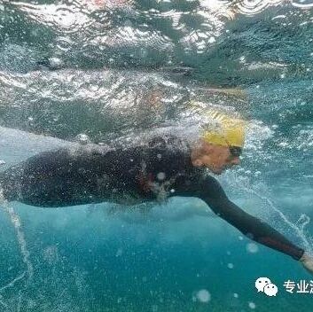 What exactly makes the full-body stroke unique—is it the arm recovery? The two-beat kick? Or perhaps the wide-track entry into the water? None of these are quite right.