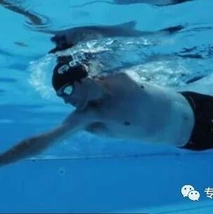 Don't turn paddling into fishing—be careful not to twist your body, as it could disrupt your arm's paddling motion.