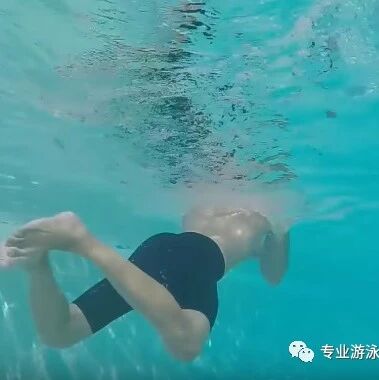 Easy-to-learn breaststroke—raise your hand if you’ve caught even one of the 16 common mistakes!