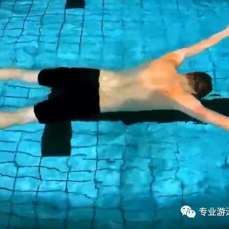 The first hurdle for beginners in swimming: Why do you sink as soon as you enter the water, and how can you learn to float?