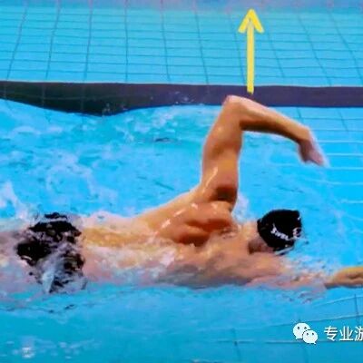 The flawed movements that slow down freestyle swimming—specifically, the chain reaction caused by dragging the elbow upon entry into the water.