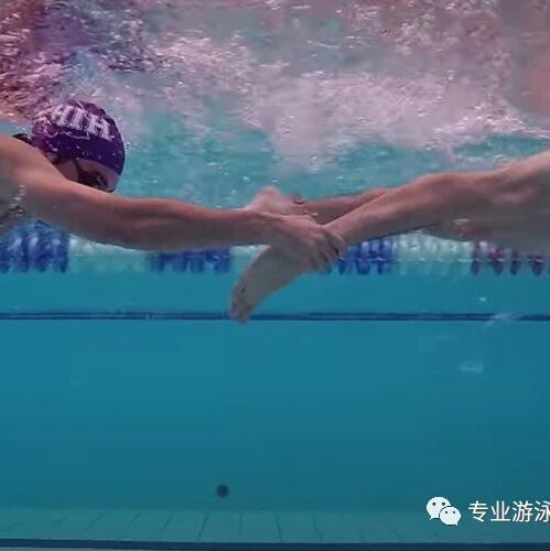 How can you use your hips to make swimming easier and more natural? In freestyle, let your kick flow effortlessly!