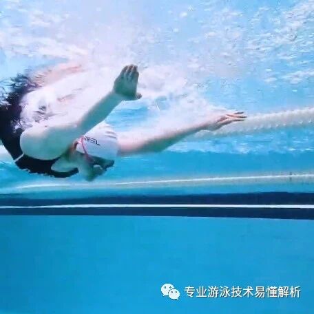 Korean beauty swim coach demonstrates common mistakes in beginner butterfly stroke techniques.