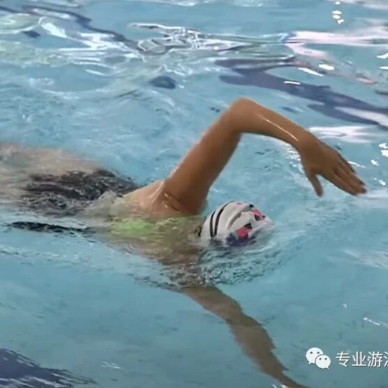How can you swim freestyle without choking on water? Optimizing your head turns, breathing, and stroke technique.