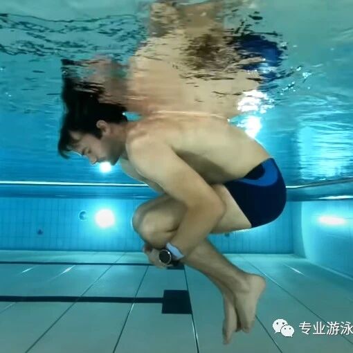 How do you stay afloat for long periods? Neither the egg-beating stroke nor the frog kick is as effective as letting yourself float naturally.