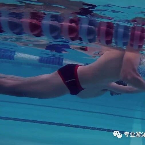 Quick-start guide to mastering the breaststroke, with a demonstration of key techniques for the breaststroke kick.