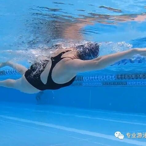 Correcting the details of the freestyle arm movement—this is the key breakthrough point for advancing from intermediate to advanced levels.