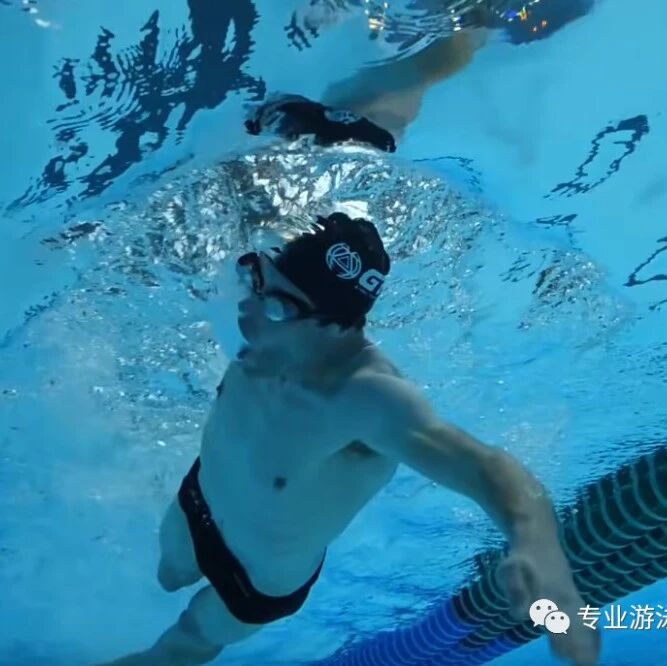 Breathing on both sides or just one side? The fundamental question determining the power and sustainability of your freestyle swimming stroke.