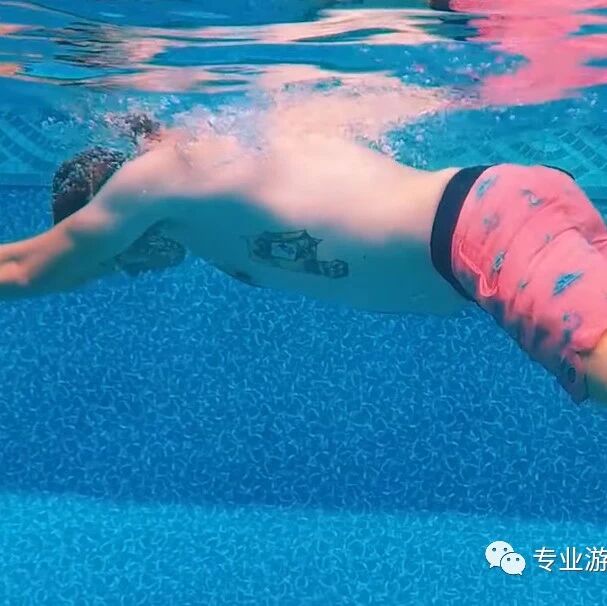 There are three key thresholds for improving your breaststroke: stable hips, efficient elbow movements, and a strong sense of rhythm.