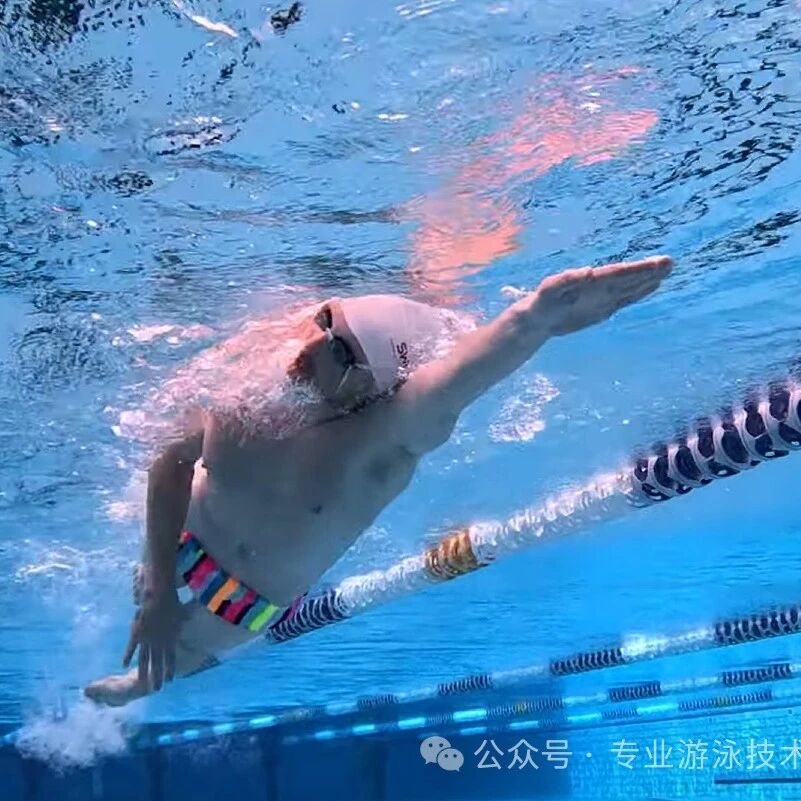 Swimming with smooth, flowing movements significantly enhances training effectiveness.